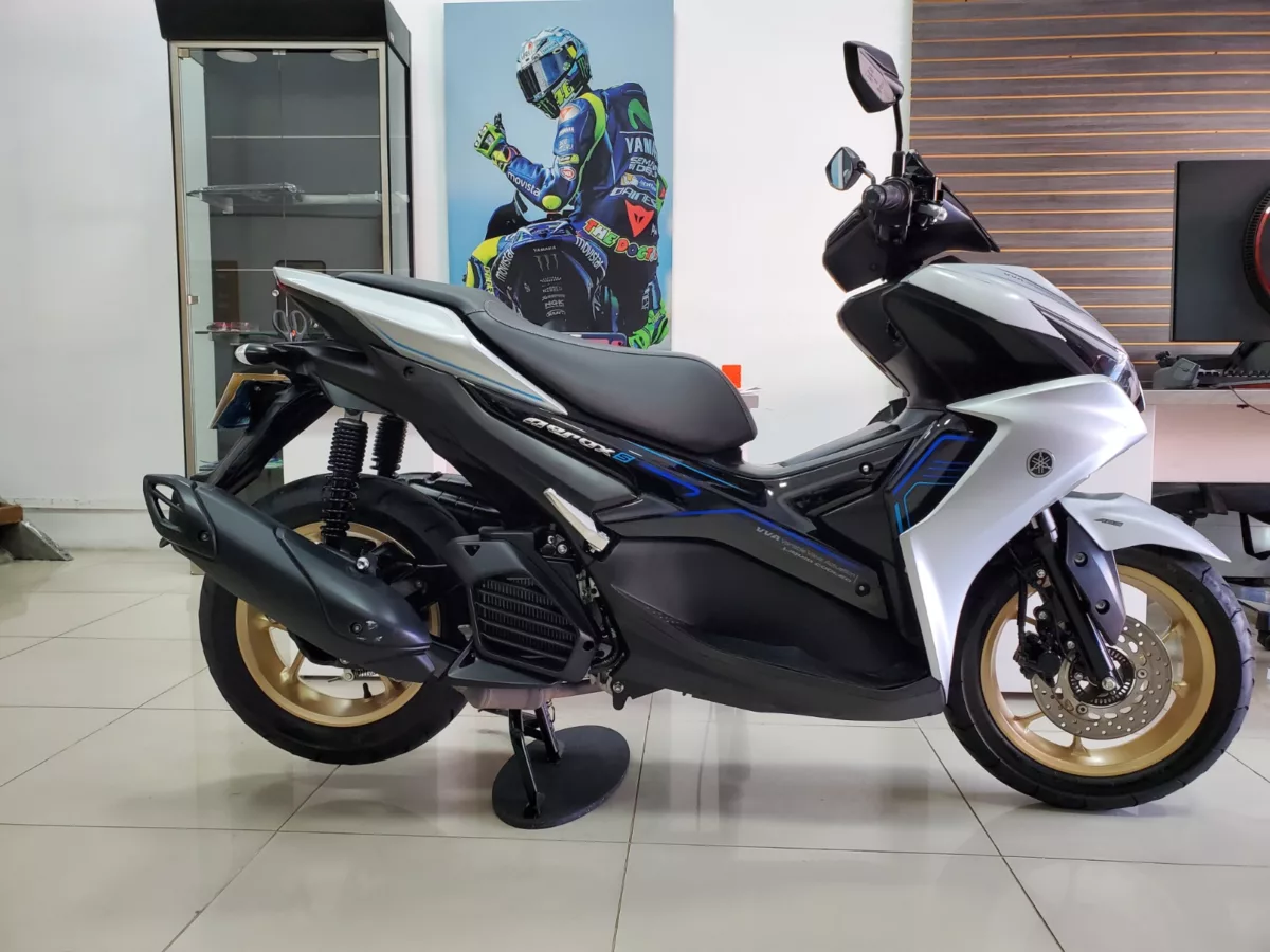 Yamaha Aerox Gris Plata 2025 — foto 1
