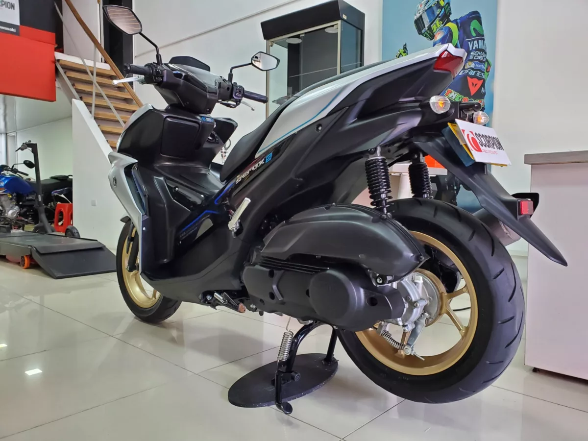 Yamaha Aerox Gris Plata 2025 — foto 16