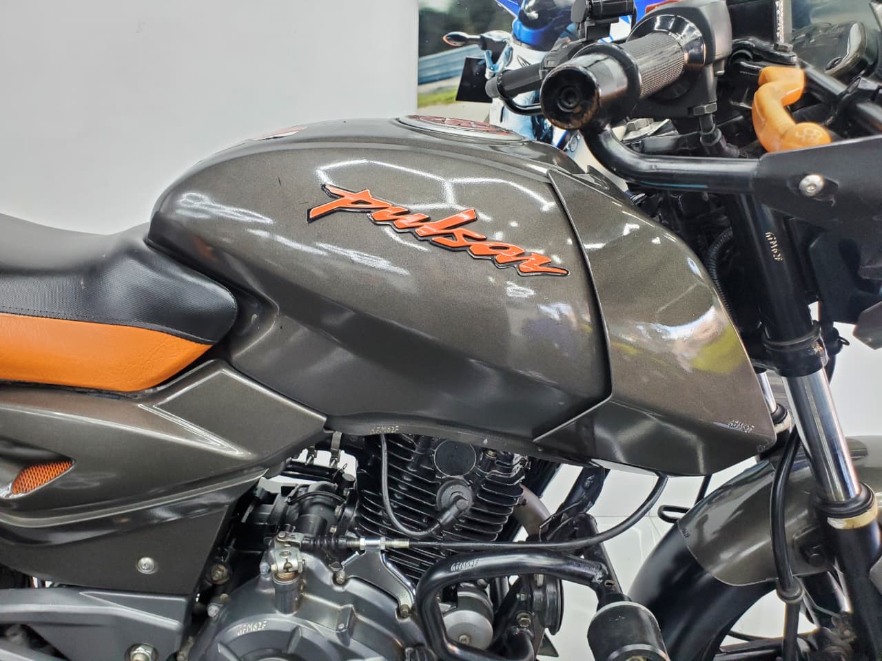 Bajaj Pulsar 180 Neon 2021