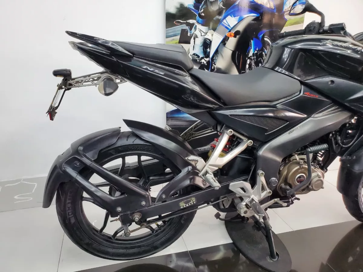 BAJAJ PULSAR 150 NS 2017 — foto 2