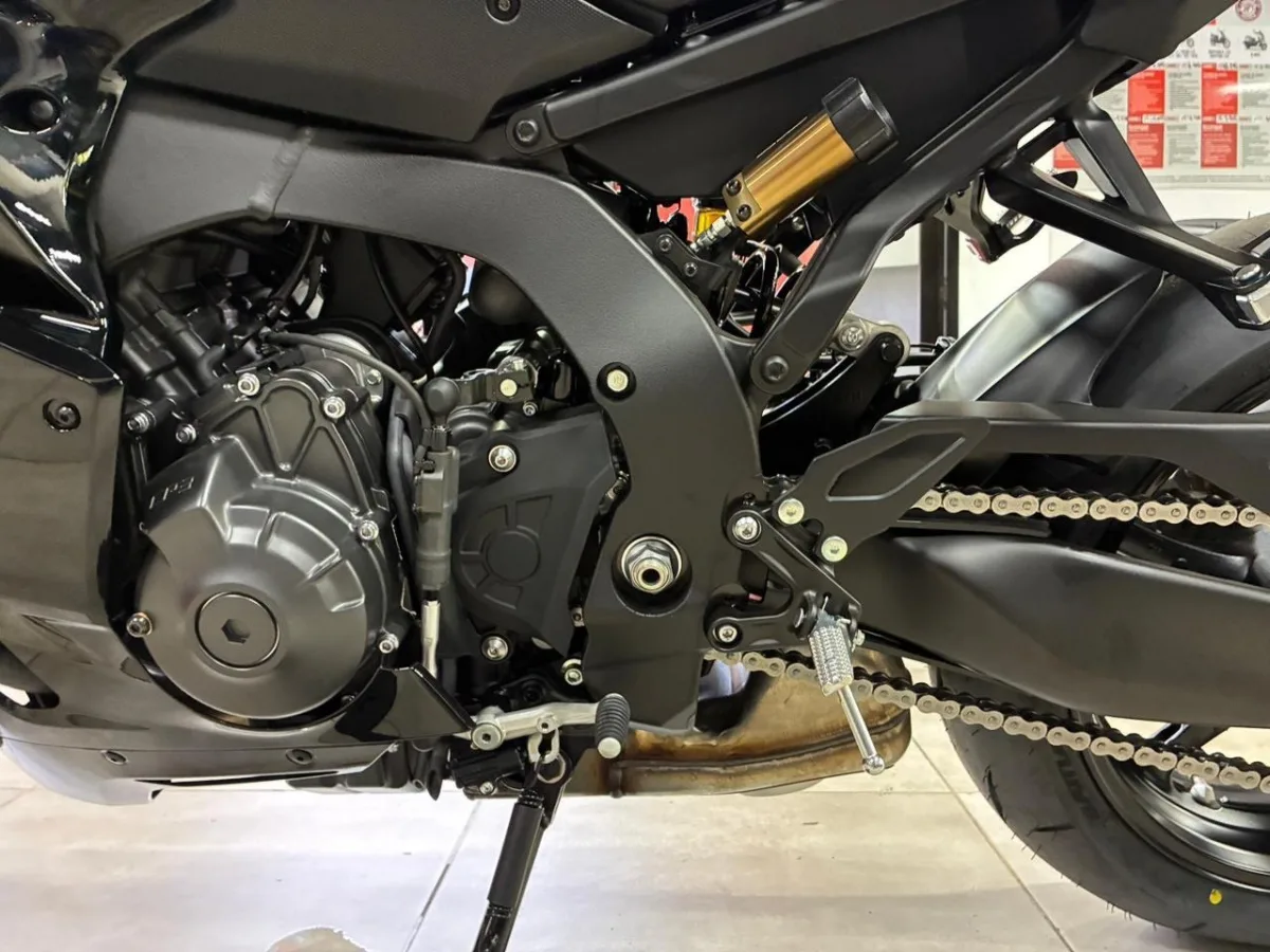 YAMAHA R900 2026 — foto 4