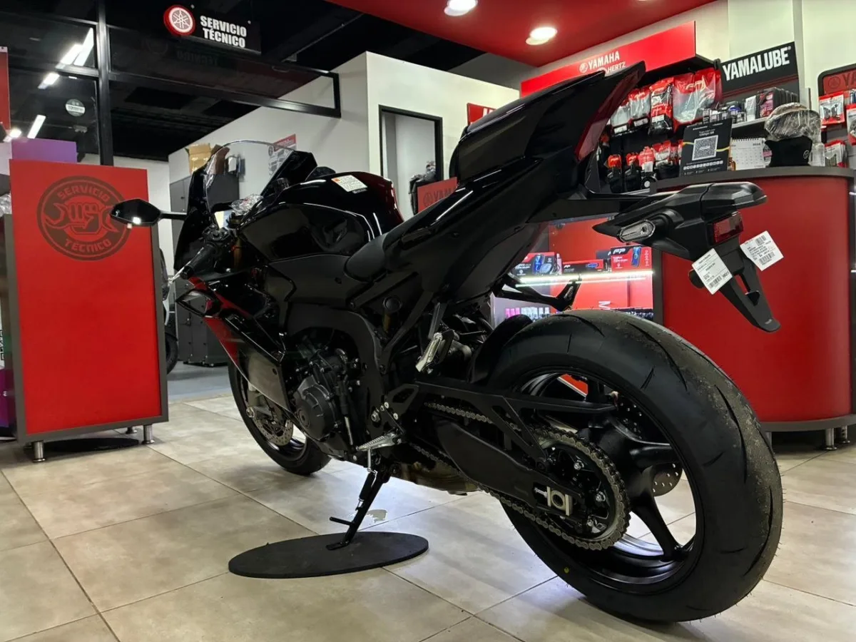 YAMAHA R900 2026 — foto 9